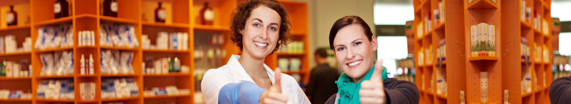 pharmacist and patient doing thumbs up
